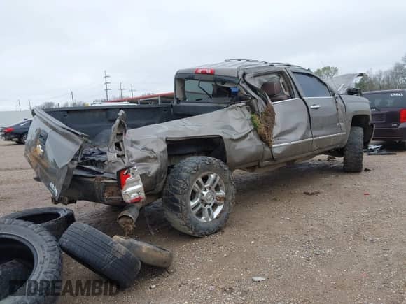 2015 Chevrolet Silverado 2500HD High Country z VIN 1GC1KXE81FF587689, wystawiony jako IAAI lot #41599038 z przebiegiem Nie podano mil oraz . Historia ofert i sprzedaży dostępna na DreamBid. Obrazek 4.