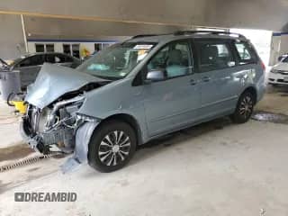 2010 Toyota Sienna CE z VIN 5TDKK4CC0AS341428, wystawiony jako Copart lot #84025485 z przebiegiem Nie podano mil oraz Szkoda całkowita • Salvage title. Historia ofert i sprzedaży dostępna na DreamBid. Obrazek 1.