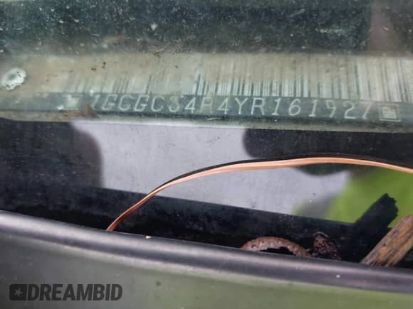 2000 Chevrolet Silverado 3500 z VIN 1GCGC34R4YR161927, wystawiony jako IAAI lot #40774233 z przebiegiem 220 558 mil mil oraz . Historia ofert i sprzedaży dostępna na DreamBid. Obrazek 9.
