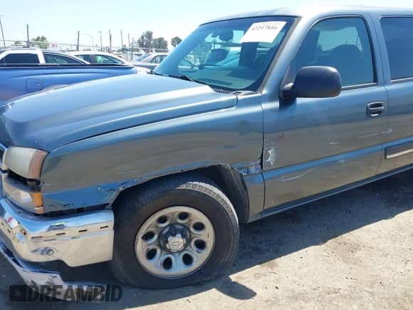 2006 Chevrolet Silverado 1500 LT2 z VIN 2GCEC13TX61157587, wystawiony jako IAAI lot #42217816 z przebiegiem 231 426 mil mil oraz . Historia ofert i sprzedaży dostępna na DreamBid. Obrazek 6.