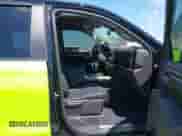 2022 Chevrolet Silverado 1500 RST z VIN 1GCUDEED7NZ585337, wystawiony jako IAAI lot #42092773 z przebiegiem 37 402 mil mil oraz . Historia ofert i sprzedaży dostępna na DreamBid. Obrazek 5.