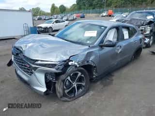 2025 Chevrolet Trax 1RS z VIN KL77LGEP1SC128461, wystawiony jako IAAI lot #43269924 z przebiegiem 15 029 mil mil oraz . Historia ofert i sprzedaży dostępna na DreamBid. Obrazek 2.