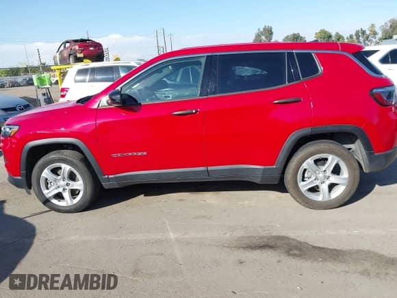 2023 Jeep Compass Sport с VIN 3C4NJDAN2PT573466, выставлен на аукционе IAAI как лот 43085415 с пробегом 28 105 миль миль и . История ставок и продаж доступна на DreamBid. Изображение 14.