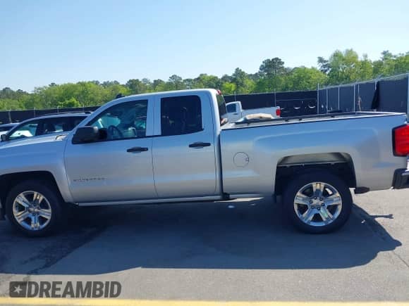 2017 Chevrolet Silverado 1500 Custom с VIN 1GCRCPEC6HZ290147, выставлен на аукционе IAAI как лот 42013613 с пробегом 179 079 миль миль и . История ставок и продаж доступна на DreamBid. Изображение 14.