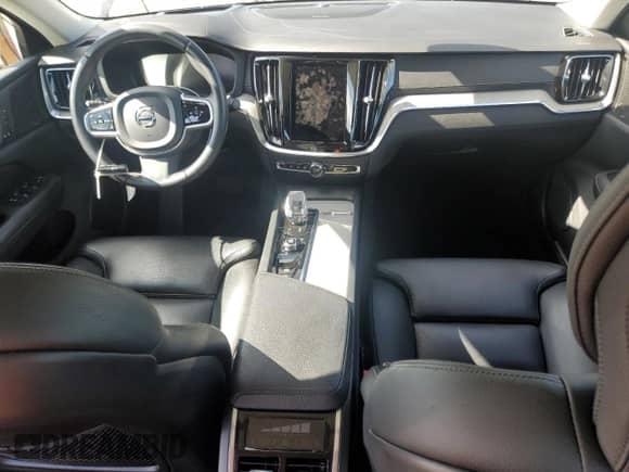 2022 Volvo S60 Inscription z VIN 7JRL12TL3NG172745, wystawiony jako Copart lot #57787275 z przebiegiem 39 666 mil mil oraz Szkoda całkowita • Salvage title. Historia ofert i sprzedaży dostępna na DreamBid. Obrazek 8.