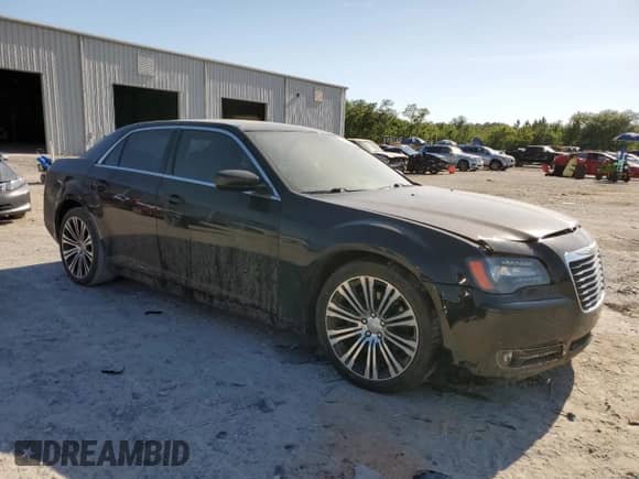 2013 Chrysler 300 S z VIN 2C3CCABT7DH732360, wystawiony jako Copart lot #57065635 z przebiegiem 120 212 mil mil oraz Szkoda całkowita • Salvage title. Historia ofert i sprzedaży dostępna na DreamBid. Obrazek 4.