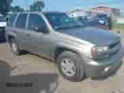 2002 Chevrolet TrailBlazer LS z VIN 1GNDS13S822370447, wystawiony jako IAAI lot #42769544 z przebiegiem 276 654 mil mil oraz . Historia ofert i sprzedaży dostępna na DreamBid. Obrazek 1.