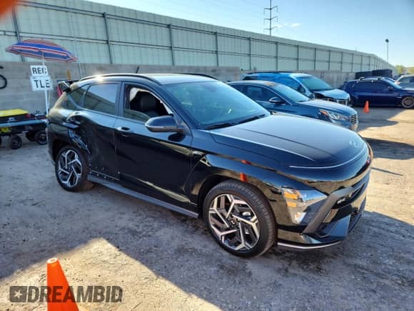 2025 Hyundai Kona N Line S с VIN KM8HB3A39SU270620, выставлен на аукционе Copart как лот 84056955 с пробегом 434 миль миль и Списание • Salvage title. История ставок и продаж доступна на DreamBid. Изображение 4.