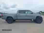 2021 Toyota Tacoma SR5 z VIN 3TMDZ5BN7MM106221, wystawiony jako IAAI lot #42827931 z przebiegiem 71 851 mil mil oraz . Historia ofert i sprzedaży dostępna na DreamBid. Obrazek 13.