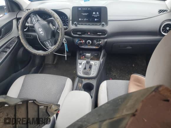 2022 Hyundai Kona SE z VIN KM8K2CAB2NU890758, wystawiony jako Copart lot #84747285 z przebiegiem 80 062 mil mil oraz Szkoda całkowita • Salvage title. Historia ofert i sprzedaży dostępna na DreamBid. Obrazek 8.