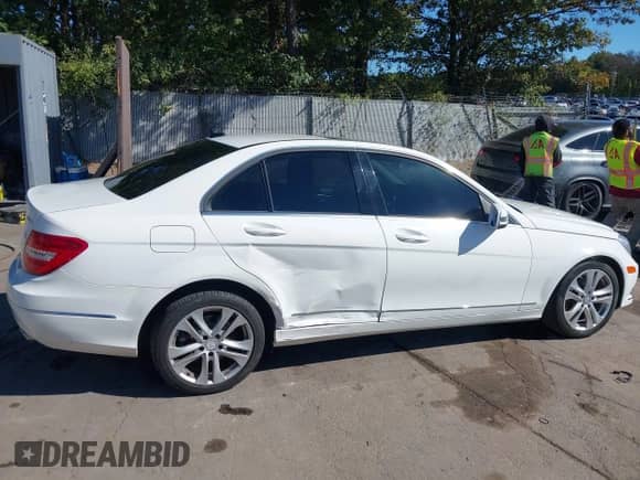 2013 Mercedes-Benz C 300 Sport с VIN WDDGF8AB5DR299259, выставлен на аукционе IAAI как лот 43406105 с пробегом 175 495 миль миль и . История ставок и продаж доступна на DreamBid. Изображение 6.