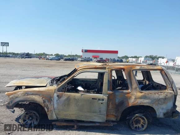 1999 Ford Explorer z VIN 1FMYU22E5XUB56559, wystawiony jako IAAI lot #43331856 z przebiegiem Nie podano mil oraz . Historia ofert i sprzedaży dostępna na DreamBid. Obrazek 14.