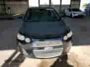 2012 Chevrolet Sonic LS z VIN 1G1JA5SH7C4197076, wystawiony jako Copart lot #72084445 z przebiegiem 106 038 mil mil oraz Czysty tytuł • Clean title. Historia ofert i sprzedaży dostępna na DreamBid. Obrazek 5.