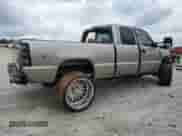 2001 Chevrolet Silverado 2500HD LS z VIN 1GCHK29171E229509, wystawiony jako Copart lot #60524705 z przebiegiem Nie podano mil oraz Szkoda całkowita • Salvage title. Historia ofert i sprzedaży dostępna na DreamBid. Obrazek 3.
