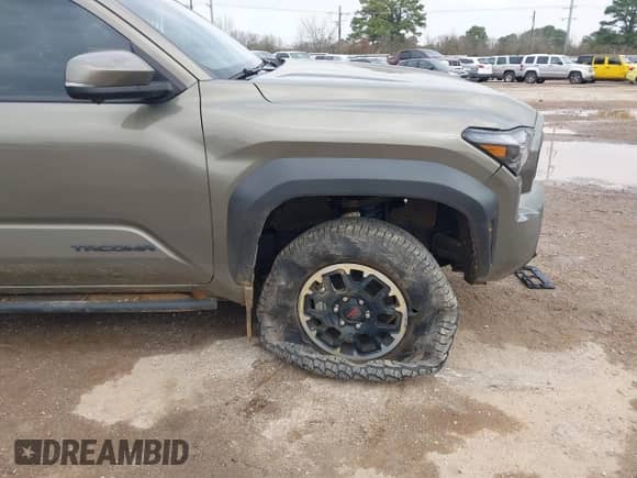 2024 Toyota Tacoma SR5 with VIN 3TMLB5JN2RM044896, listed as a IAAI auction lot 41575173 with 4,293 mi miles and . Bid and sale history available at DreamBid. Image 17.