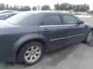 2007 Chrysler 300 Signature z VIN 2C3LA53G77H737769, wystawiony jako IAAI lot #36668043 z przebiegiem 257 759 mil mil oraz . Historia ofert i sprzedaży dostępna na DreamBid. Obrazek 6.