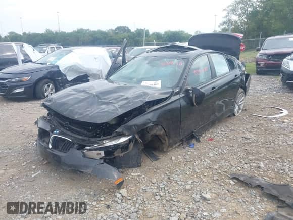 2017 BMW 3 Series 320i xDrive z VIN WBA8A3C38HK692089, wystawiony jako IAAI lot #43279480 z przebiegiem 101 801 mil mil oraz . Historia ofert i sprzedaży dostępna na DreamBid. Obrazek 2.