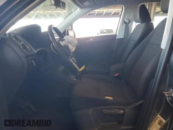 2014 Volkswagen Tiguan S z VIN WVGAV3AX8EW556155, wystawiony jako Copart lot #67572205 z przebiegiem 151 963 mil mil oraz Szkoda całkowita • Salvage title. Historia ofert i sprzedaży dostępna na DreamBid. Obrazek 7.