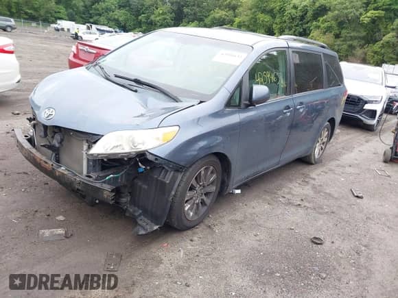2014 Toyota Sienna LE z VIN 5TDJK3DC1ES082653, wystawiony jako IAAI lot #42594632 z przebiegiem 186 392 mil mil oraz . Historia ofert i sprzedaży dostępna na DreamBid. Obrazek 18.