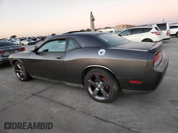 2013 Dodge Challenger R/T z VIN 2C3CDYBT7DH674305, wystawiony jako Copart lot #89642955 z przebiegiem Nie podano mil oraz Czysty tytuł • Clean title. Historia ofert i sprzedaży dostępna na DreamBid. Obrazek 2.