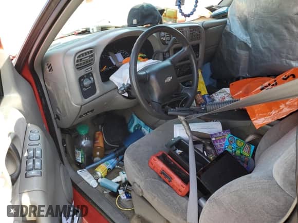 2000 Chevrolet Blazer LS with VIN 1GNDT13W2Y2206667, listed as a Copart auction lot 53310985 with 61,236 mi miles and Clean title. Bid and sale history available at DreamBid. Image 8.