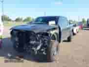 2025 Toyota Tacoma SR z VIN 3TMLB5JN1SM112238, wystawiony jako IAAI lot #43055742 z przebiegiem 3 958 mil mil oraz . Historia ofert i sprzedaży dostępna na DreamBid. Obrazek 6.