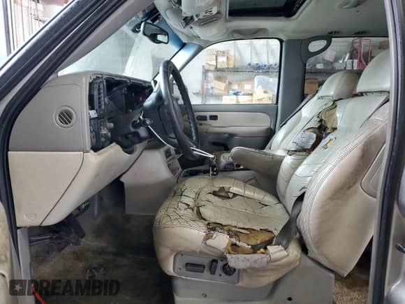 2001 Chevrolet Suburban LS z VIN 3GNEC16T01G210929, wystawiony jako Copart lot #72276304 z przebiegiem 317 653 mil mil oraz Szkoda całkowita • Salvage title. Historia ofert i sprzedaży dostępna na DreamBid. Obrazek 7.