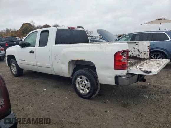 2008 Chevrolet Silverado 1500 1LT with VIN 2GCEC19J581132699, listed as a Copart auction lot 82658015 with Not provided miles and Clean title. Bid and sale history available at DreamBid. Image 2.