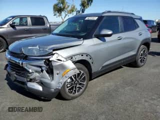 2025 Chevrolet TrailBlazer LT z VIN KL79MPSP0SB171186, wystawiony jako Copart lot #87463225 z przebiegiem 17 490 mil mil oraz Czysty tytuł • Clean title. Historia ofert i sprzedaży dostępna na DreamBid. Obrazek 1.