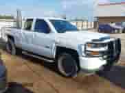 2019 Chevrolet Silverado 1500 Custom z VIN 2GCVKMEC7K1243970, wystawiony jako IAAI lot #43347102 z przebiegiem 79 556 mil mil oraz . Historia ofert i sprzedaży dostępna na DreamBid. Obrazek 1.