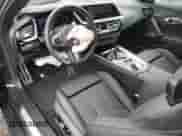 2025 BMW Z4 sDrive30i z VIN WBAHF3C06SWY43759, wystawiony jako Copart lot #52188975 z przebiegiem 1 638 mil mil oraz Szkoda całkowita • Salvage title. Historia ofert i sprzedaży dostępna na DreamBid. Obrazek 8.