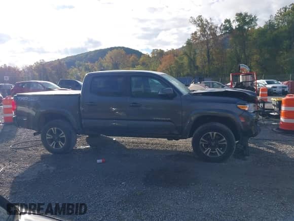 2017 Toyota Tacoma SR5 z VIN 3TMCZ5AN6HM071965, wystawiony jako IAAI lot #43423848 z przebiegiem 189 621 mil mil oraz . Historia ofert i sprzedaży dostępna na DreamBid. Obrazek 13.