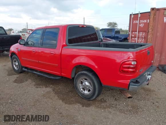 2003 Ford F-150 XLT z VIN 1FTRW07683KD72971, wystawiony jako IAAI lot #43476828 z przebiegiem 236 718 mil mil oraz . Historia ofert i sprzedaży dostępna na DreamBid. Obrazek 3.