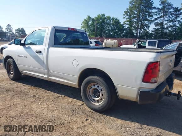 2012 Ram 1500 ST z VIN 3C6JD6DP5CG244057, wystawiony jako IAAI lot #42330312 z przebiegiem 237 024 mil mil oraz . Historia ofert i sprzedaży dostępna na DreamBid. Obrazek 3.