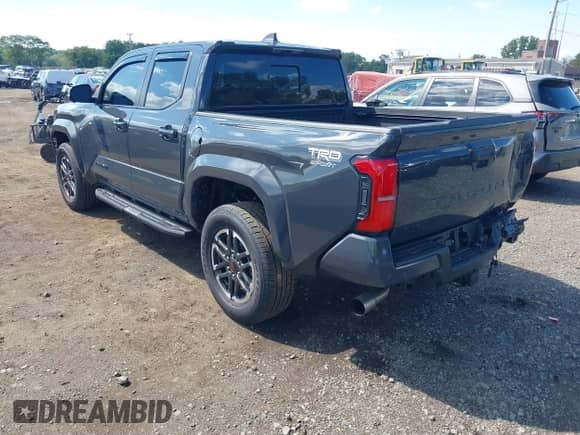 2025 Toyota Tacoma SR z VIN 3TMLB5JN9SM122113, wystawiony jako IAAI lot #43150778 z przebiegiem 3 655 mil mil oraz . Historia ofert i sprzedaży dostępna na DreamBid. Obrazek 3.