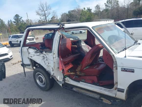 1985 Chevrolet Blazer z VIN 1G8CS18B8F0116326, wystawiony jako IAAI lot #41703286 z przebiegiem 175 000 mil mil oraz . Historia ofert i sprzedaży dostępna na DreamBid. Obrazek 6.