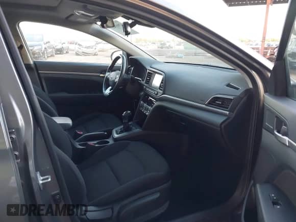 2019 Hyundai Elantra SEL z VIN 5NPD84LF8KH484166, wystawiony jako IAAI lot #42903485 z przebiegiem 96 961 mil mil oraz . Historia ofert i sprzedaży dostępna na DreamBid. Obrazek 5.