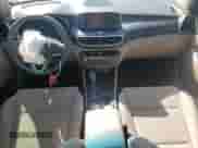 2021 Hyundai Tucson Value z VIN KM8J33A40MU329175, wystawiony jako Copart lot #83830025 z przebiegiem Nie podano mil oraz Szkoda całkowita • Salvage title. Historia ofert i sprzedaży dostępna na DreamBid. Obrazek 8.