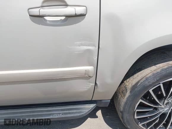 2008 Chevrolet Suburban LTZ z VIN 1GNFK16Y78R121985, wystawiony jako IAAI lot #42602591 z przebiegiem 186 975 mil mil oraz . Historia ofert i sprzedaży dostępna na DreamBid. Obrazek 6.