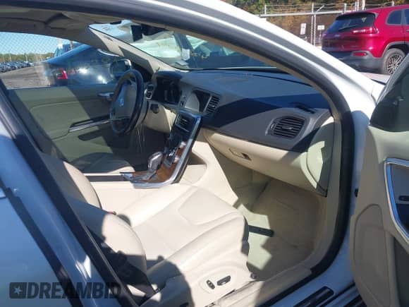 2015 Volvo S60 T5 Platinum с VIN YV1612TM7F1342205, выставлен на аукционе IAAI как лот 43509299 с пробегом 119 463 миль миль и . История ставок и продаж доступна на DreamBid. Изображение 5.