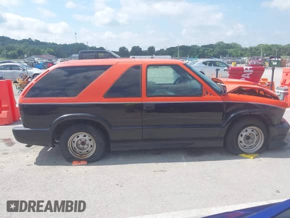 1999 Chevrolet Blazer LS z VIN 1GNCS18W9XK232480, wystawiony jako IAAI lot #42629749 z przebiegiem 239 195 mil mil oraz . Historia ofert i sprzedaży dostępna na DreamBid. Obrazek 14.