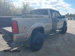 2003 Chevrolet Silverado 2500HD LT z VIN 1GCHK29U33E154255, wystawiony jako IAAI lot #43414494 z przebiegiem 189 523 mil mil oraz . Historia ofert i sprzedaży dostępna na DreamBid. Obrazek 4.