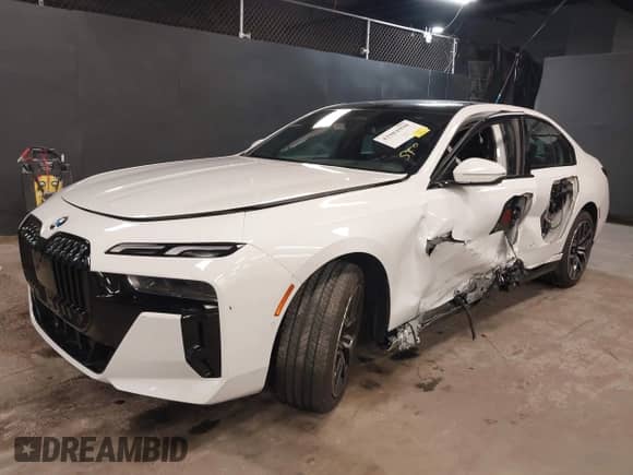 2024 BMW 7 Series 740i xDrive с VIN WBA33EH05RCP97943, выставлен на аукционе IAAI как лот 42084998 с пробегом 11 726 миль миль и . История ставок и продаж доступна на DreamBid. Изображение 18.
