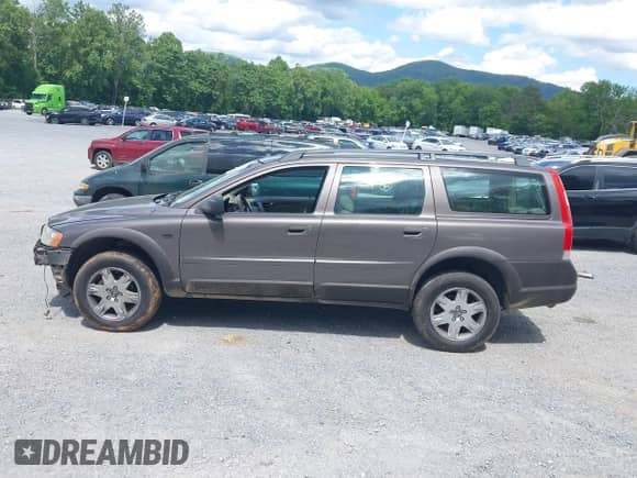 2005 Volvo XC70 with VIN YV1SZ592751180346, listed as a IAAI auction lot 42316058 with 201,938 mi miles and . Bid and sale history available at DreamBid. Image 15.