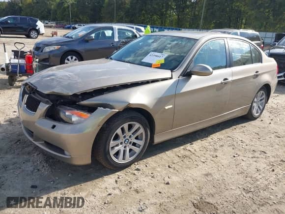 2007 BMW 3 Series 328xi z VIN WBAVC93577K031069, wystawiony jako IAAI lot #43398017 z przebiegiem 157 254 mil mil oraz . Historia ofert i sprzedaży dostępna na DreamBid. Obrazek 2.
