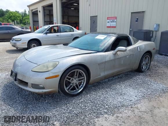 2006 Chevrolet Corvette с VIN 1G1YY26U065109029, выставлен на аукционе IAAI как лот 42318287 с пробегом Не указан миль и . История ставок и продаж доступна на DreamBid. Изображение 2.