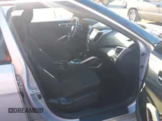 2017 Hyundai Veloster z VIN KMHTC6AD5HU323307, wystawiony jako IAAI lot #43465067 z przebiegiem 13 369 mil mil oraz . Historia ofert i sprzedaży dostępna na DreamBid. Obrazek 5.