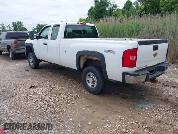 2009 Chevrolet Silverado 2500HD Work Truck z VIN 1GCHK49K09E164826, wystawiony jako IAAI lot #42240728 z przebiegiem 296 227 mil mil oraz . Historia ofert i sprzedaży dostępna na DreamBid. Obrazek 3.
