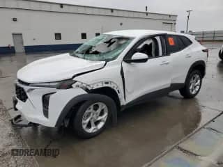 2024 Chevrolet Trax LS z VIN KL77LFE21RC097110, wystawiony jako Copart lot #70520975 z przebiegiem Nie podano mil oraz Szkoda całkowita • Salvage title. Historia ofert i sprzedaży dostępna na DreamBid. Obrazek 1.