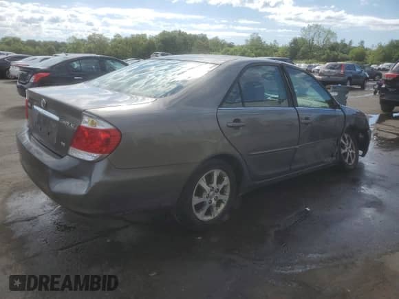 2005 Toyota Camry LE with VIN JTDBF30K750162421, listed as a Copart auction lot 70646615 with 204,702 mi miles and Salvage title. Bid and sale history available at DreamBid. Image 3.